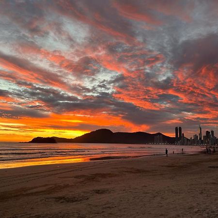 Appartamento Avenida Atlantica, Beira Mar, Pe Na Areia Balneário Camboriú Esterno foto