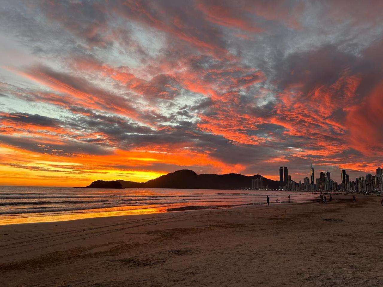 Appartamento Avenida Atlantica, Beira Mar, Pe Na Areia Balneário Camboriú Esterno foto